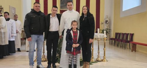 Proslavljena Nedjelja Caritasa, prva obljetnica biskupskog ređenja i podjela službe akolitata u Gospiću Proslavljena Nedjelja Caritasa, prva obljetnica biskupskog ređenja i podjela službe akolitata u Gospiću