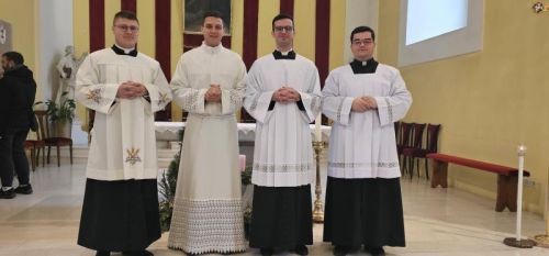 Proslavljena Nedjelja Caritasa, prva obljetnica biskupskog ređenja i podjela službe akolitata u Gospiću Proslavljena Nedjelja Caritasa, prva obljetnica biskupskog ređenja i podjela službe akolitata u Gospiću