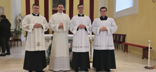 Proslavljena Nedjelja Caritasa, prva obljetnica biskupskog ređenja i podjela službe akolitata u Gospiću Proslavljena Nedjelja Caritasa, prva obljetnica biskupskog ređenja i podjela službe akolitata u Gospiću