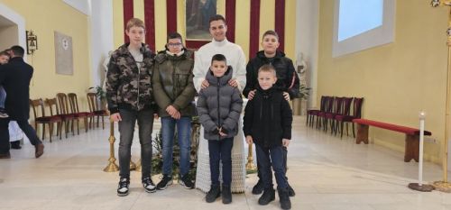 Proslavljena Nedjelja Caritasa, prva obljetnica biskupskog ređenja i podjela službe akolitata u Gospiću Proslavljena Nedjelja Caritasa, prva obljetnica biskupskog ređenja i podjela službe akolitata u Gospiću