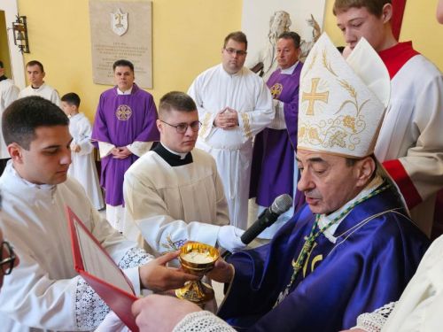 Proslavljena Nedjelja Caritasa, prva obljetnica biskupskog ređenja i podjela službe akolitata u Gospiću Proslavljena Nedjelja Caritasa, prva obljetnica biskupskog ređenja i podjela službe akolitata u Gospiću