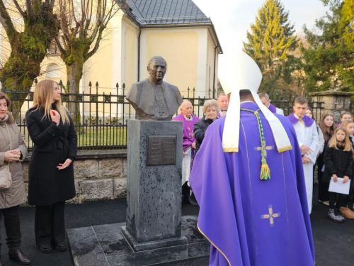 SLUNJ: Uz misu sjećanja i otkrivanje biste obilježena peta obljetnica smrti biskupa Mile Bogovića – „Bog ostaje vjeran“