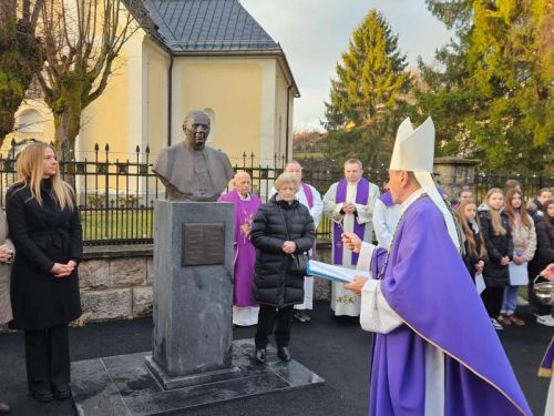 SLUNJ: Uz misu sjećanja i otkrivanje biste obilježena peta obljetnica smrti biskupa Mile Bogovića – „Bog ostaje vjeran“