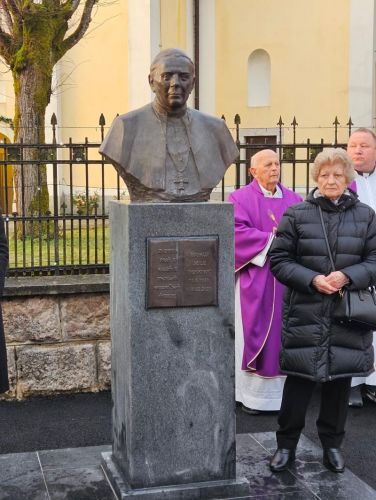 SLUNJ: Uz misu sjećanja i otkrivanje biste obilježena peta obljetnica smrti biskupa Mile Bogovića – „Bog ostaje vjeran“