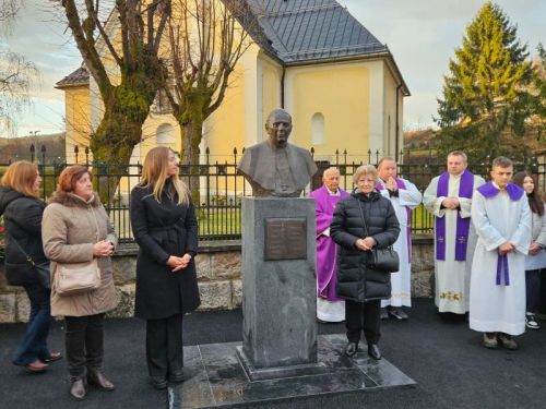 SLUNJ: Uz misu sjećanja i otkrivanje biste obilježena peta obljetnica smrti biskupa Mile Bogovića – „Bog ostaje vjeran“