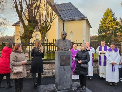 SLUNJ: Uz misu sjećanja i otkrivanje biste obilježena peta obljetnica smrti biskupa Mile Bogovića – „Bog ostaje vjeran“