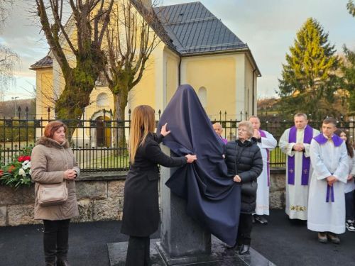 SLUNJ: Uz misu sjećanja i otkrivanje biste obilježena peta obljetnica smrti biskupa Mile Bogovića – „Bog ostaje vjeran“