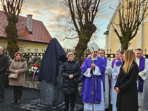 SLUNJ: Uz misu sjećanja i otkrivanje biste obilježena peta obljetnica smrti biskupa Mile Bogovića – „Bog ostaje vjeran“