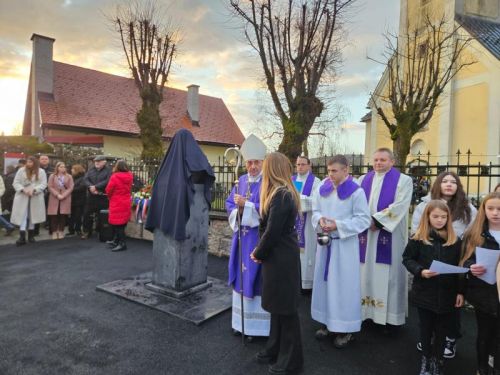 SLUNJ: Uz misu sjećanja i otkrivanje biste obilježena peta obljetnica smrti biskupa Mile Bogovića – „Bog ostaje vjeran“