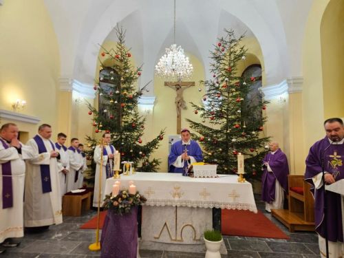 SLUNJ: Uz misu sjećanja i otkrivanje biste obilježena peta obljetnica smrti biskupa Mile Bogovića – „Bog ostaje vjeran“