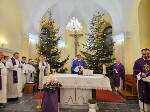 SLUNJ: Uz misu sjećanja i otkrivanje biste obilježena peta obljetnica smrti biskupa Mile Bogovića – „Bog ostaje vjeran“
