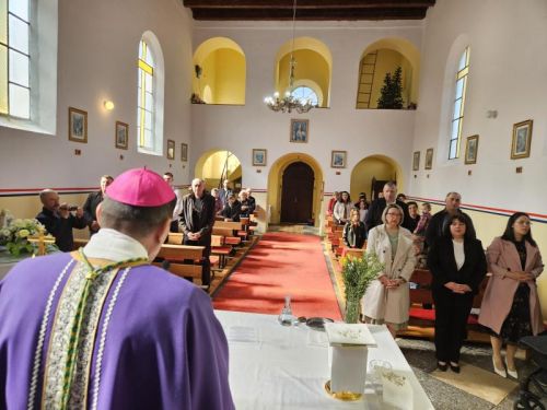 Biskup Marko Medo pohodio župe u Brinju i Lipicama te krstio sedmo i osmo dijete u obitelji Brbot