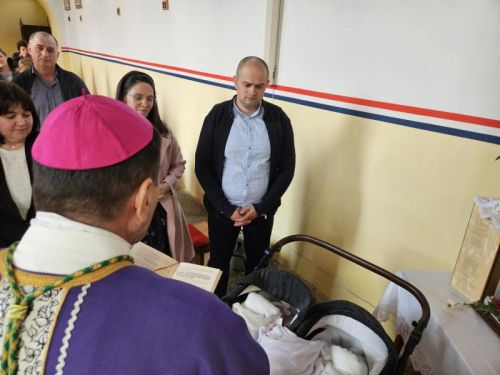 Biskup Marko Medo pohodio župe u Brinju i Lipicama te krstio sedmo i osmo dijete u obitelji Brbot