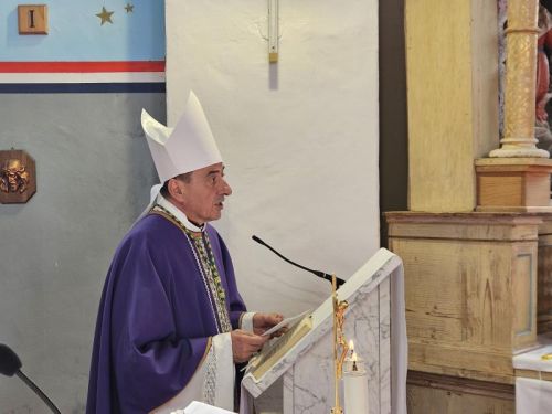 Biskup Marko Medo pohodio župe u Brinju i Lipicama te krstio sedmo i osmo dijete u obitelji Brbot