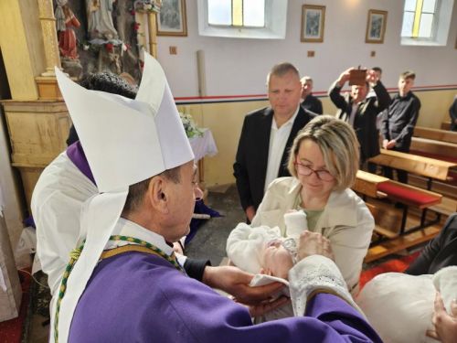 Biskup Marko Medo pohodio župe u Brinju i Lipicama te krstio sedmo i osmo dijete u obitelji Brbot