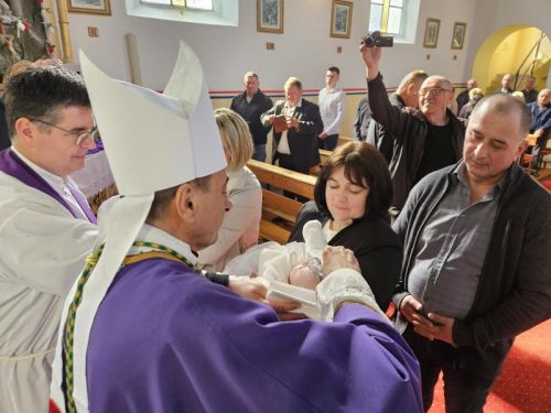 Biskup Marko Medo pohodio župe u Brinju i Lipicama te krstio sedmo i osmo dijete u obitelji Brbot
