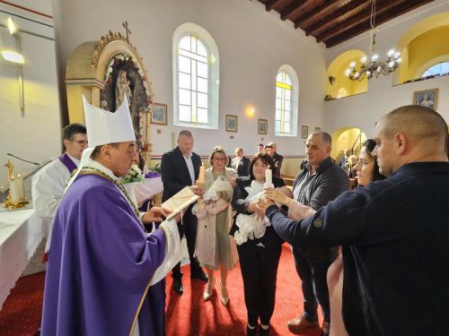 Biskup Marko Medo pohodio župe u Brinju i Lipicama te krstio sedmo i osmo dijete u obitelji Brbot