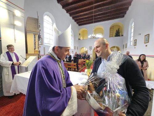Biskup Marko Medo pohodio župe u Brinju i Lipicama te krstio sedmo i osmo dijete u obitelji Brbot