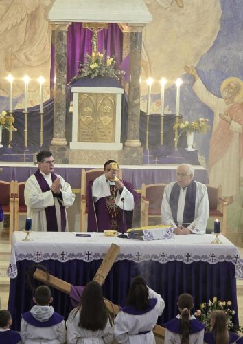 Biskup Marko Medo pohodio župe u Brinju i Lipicama te krstio sedmo i osmo dijete u obitelji Brbot