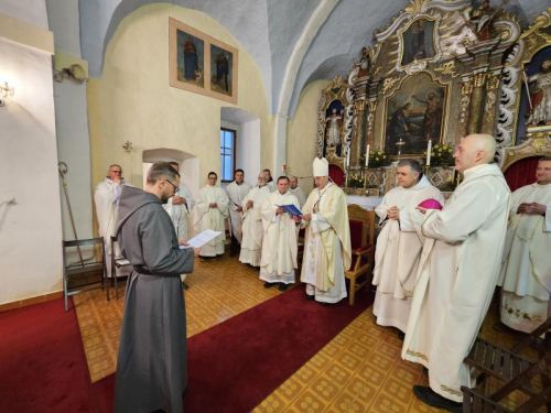 Donji Kosinj: Prvi pustinjak Gospićko-senjske biskupije brat Marinko od Presvetog Imena Isusovog položio doživotne zavjete Donji Kosinj: Prvi pustinjak Gospićko-senjske biskupije brat Marinko od Presvetog Imena Isusovog položio doživotne zavjete