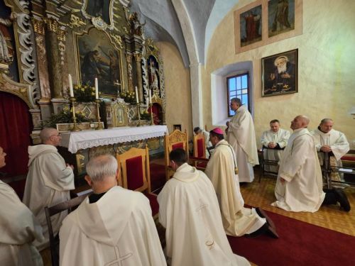 Donji Kosinj: Prvi pustinjak Gospićko-senjske biskupije brat Marinko od Presvetog Imena Isusovog položio doživotne zavjete Donji Kosinj: Prvi pustinjak Gospićko-senjske biskupije brat Marinko od Presvetog Imena Isusovog položio doživotne zavjete