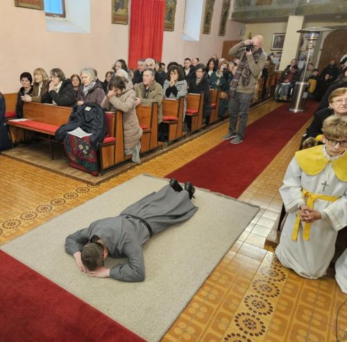 Donji Kosinj: Prvi pustinjak Gospićko-senjske biskupije brat Marinko od Presvetog Imena Isusovog položio doživotne zavjete Donji Kosinj: Prvi pustinjak Gospićko-senjske biskupije brat Marinko od Presvetog Imena Isusovog položio doživotne zavjete