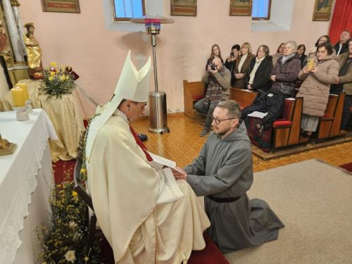 Donji Kosinj: Prvi pustinjak Gospićko-senjske biskupije brat Marinko od Presvetog Imena Isusovog položio doživotne zavjete Donji Kosinj: Prvi pustinjak Gospićko-senjske biskupije brat Marinko od Presvetog Imena Isusovog položio doživotne zavjete