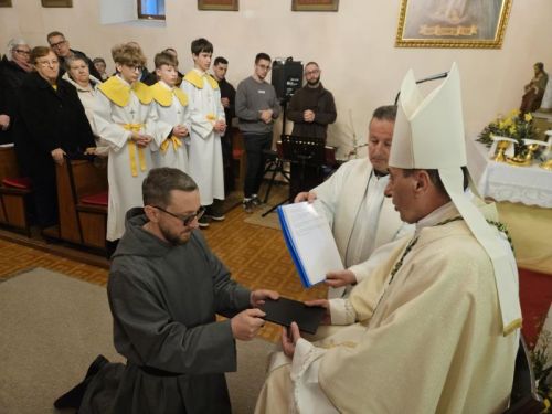 Donji Kosinj: Prvi pustinjak Gospićko-senjske biskupije brat Marinko od Presvetog Imena Isusovog položio doživotne zavjete Donji Kosinj: Prvi pustinjak Gospićko-senjske biskupije brat Marinko od Presvetog Imena Isusovog položio doživotne zavjete