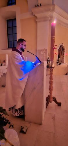 U katedrali Navještenja Blažene Djevice Marije u Gospiću večeras je svečano proslavljeno Vazmeno bdijenje – središnje liturgijsko slavlje uoči Uskrsa U katedrali Navještenja Blažene Djevice Marije u Gospiću večeras je svečano proslavljeno Vazmeno bdijenje – središnje liturgijsko slavlje uoči Uskrsa