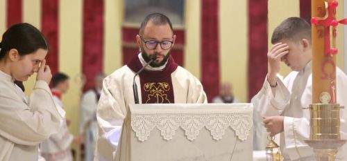 U katedrali Navještenja Blažene Djevice Marije u Gospiću večeras je svečano proslavljeno Vazmeno bdijenje – središnje liturgijsko slavlje uoči Uskrsa U katedrali Navještenja Blažene Djevice Marije u Gospiću večeras je svečano proslavljeno Vazmeno bdijenje – središnje liturgijsko slavlje uoči Uskrsa