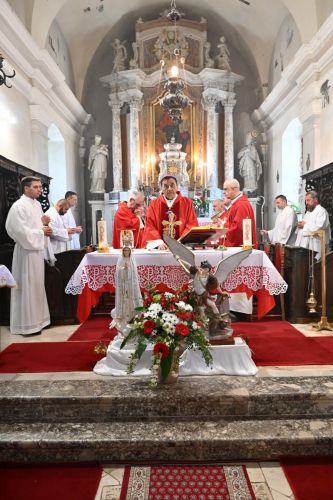 Na blagdan svetog Marka biskup mons. Marko Medo predvodio je svečano misno slavlje u župi Veprinac