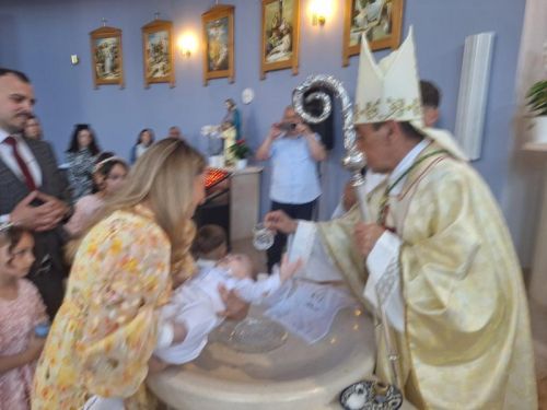 Biskup mons. Marko Medo krstio osmo dijete u obitelji Golomejić u Kistanjama