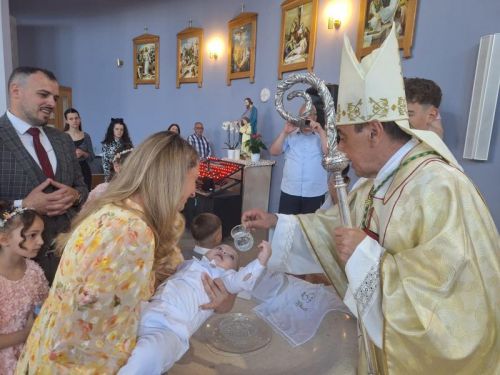 Biskup mons. Marko Medo krstio osmo dijete u obitelji Golomejić u Kistanjama