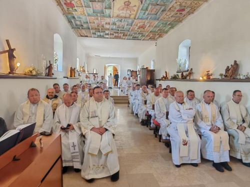 Svećenici Riječke nadbiskupije i Gospićko-senjske biskupije na IX. hodočašću Majci Božjoj od Krasna