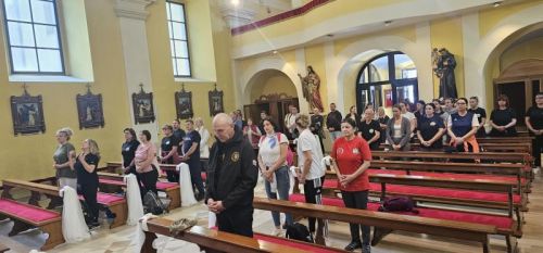 Hodočasnici pješice iz Gospića do Jadovna proslavili blagdan Marije Pomoćnice i 100. obljetnicu kapelice sv. Jakova Hodočasnici pješice iz Gospića do Jadovna proslavili blagdan Marije Pomoćnice i 100. obljetnicu kapelice sv. Jakova