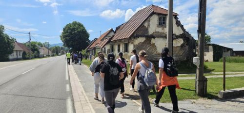 Hodočasnici pješice iz Gospića do Jadovna proslavili blagdan Marije Pomoćnice i 100. obljetnicu kapelice sv. Jakova Hodočasnici pješice iz Gospića do Jadovna proslavili blagdan Marije Pomoćnice i 100. obljetnicu kapelice sv. Jakova