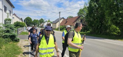 Hodočasnici pješice iz Gospića do Jadovna proslavili blagdan Marije Pomoćnice i 100. obljetnicu kapelice sv. Jakova Hodočasnici pješice iz Gospića do Jadovna proslavili blagdan Marije Pomoćnice i 100. obljetnicu kapelice sv. Jakova