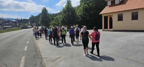 Hodočasnici pješice iz Gospića do Jadovna proslavili blagdan Marije Pomoćnice i 100. obljetnicu kapelice sv. Jakova Hodočasnici pješice iz Gospića do Jadovna proslavili blagdan Marije Pomoćnice i 100. obljetnicu kapelice sv. Jakova
