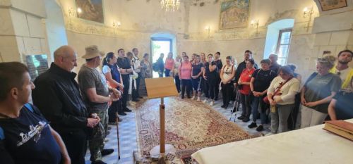 Hodočasnici pješice iz Gospića do Jadovna proslavili blagdan Marije Pomoćnice i 100. obljetnicu kapelice sv. Jakova Hodočasnici pješice iz Gospića do Jadovna proslavili blagdan Marije Pomoćnice i 100. obljetnicu kapelice sv. Jakova