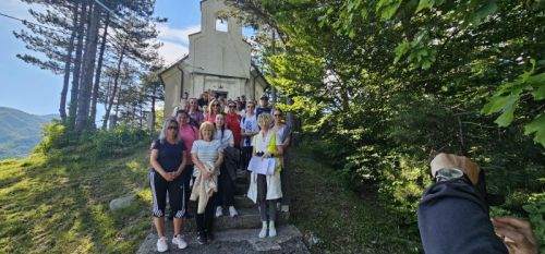 Hodočasnici pješice iz Gospića do Jadovna proslavili blagdan Marije Pomoćnice i 100. obljetnicu kapelice sv. Jakova Hodočasnici pješice iz Gospića do Jadovna proslavili blagdan Marije Pomoćnice i 100. obljetnicu kapelice sv. Jakova