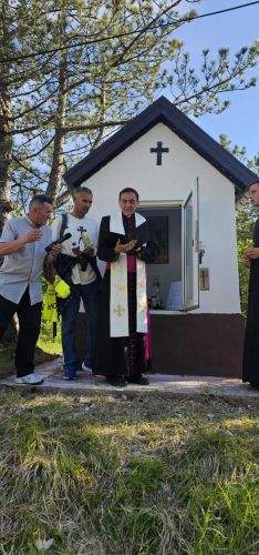 Hodočasnici pješice iz Gospića do Jadovna proslavili blagdan Marije Pomoćnice i 100. obljetnicu kapelice sv. Jakova Hodočasnici pješice iz Gospića do Jadovna proslavili blagdan Marije Pomoćnice i 100. obljetnicu kapelice sv. Jakova