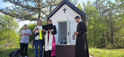 Hodočasnici pješice iz Gospića do Jadovna proslavili blagdan Marije Pomoćnice i 100. obljetnicu kapelice sv. Jakova Hodočasnici pješice iz Gospića do Jadovna proslavili blagdan Marije Pomoćnice i 100. obljetnicu kapelice sv. Jakova