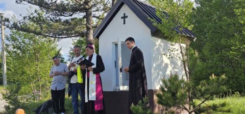 Hodočasnici pješice iz Gospića do Jadovna proslavili blagdan Marije Pomoćnice i 100. obljetnicu kapelice sv. Jakova Hodočasnici pješice iz Gospića do Jadovna proslavili blagdan Marije Pomoćnice i 100. obljetnicu kapelice sv. Jakova