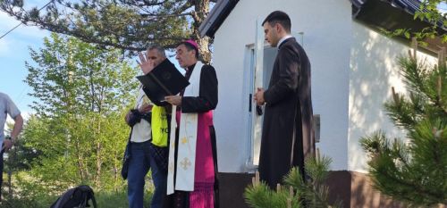 Hodočasnici pješice iz Gospića do Jadovna proslavili blagdan Marije Pomoćnice i 100. obljetnicu kapelice sv. Jakova Hodočasnici pješice iz Gospića do Jadovna proslavili blagdan Marije Pomoćnice i 100. obljetnicu kapelice sv. Jakova