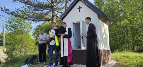 Hodočasnici pješice iz Gospića do Jadovna proslavili blagdan Marije Pomoćnice i 100. obljetnicu kapelice sv. Jakova Hodočasnici pješice iz Gospića do Jadovna proslavili blagdan Marije Pomoćnice i 100. obljetnicu kapelice sv. Jakova
