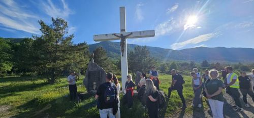Hodočasnici pješice iz Gospića do Jadovna proslavili blagdan Marije Pomoćnice i 100. obljetnicu kapelice sv. Jakova Hodočasnici pješice iz Gospića do Jadovna proslavili blagdan Marije Pomoćnice i 100. obljetnicu kapelice sv. Jakova
