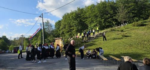Hodočasnici pješice iz Gospića do Jadovna proslavili blagdan Marije Pomoćnice i 100. obljetnicu kapelice sv. Jakova Hodočasnici pješice iz Gospića do Jadovna proslavili blagdan Marije Pomoćnice i 100. obljetnicu kapelice sv. Jakova