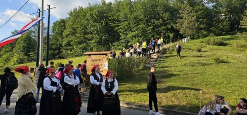 Hodočasnici pješice iz Gospića do Jadovna proslavili blagdan Marije Pomoćnice i 100. obljetnicu kapelice sv. Jakova Hodočasnici pješice iz Gospića do Jadovna proslavili blagdan Marije Pomoćnice i 100. obljetnicu kapelice sv. Jakova
