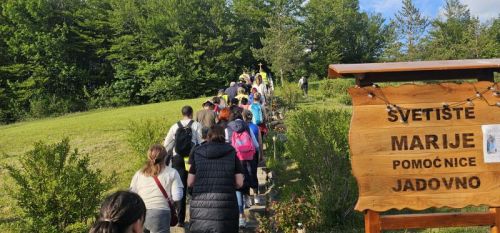 Hodočasnici pješice iz Gospića do Jadovna proslavili blagdan Marije Pomoćnice i 100. obljetnicu kapelice sv. Jakova Hodočasnici pješice iz Gospića do Jadovna proslavili blagdan Marije Pomoćnice i 100. obljetnicu kapelice sv. Jakova