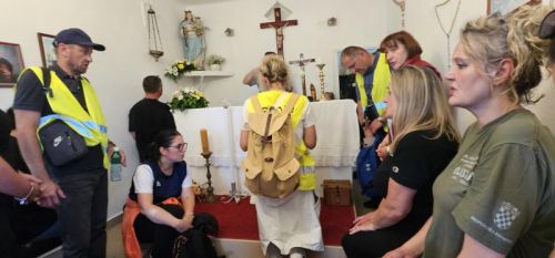 Hodočasnici pješice iz Gospića do Jadovna proslavili blagdan Marije Pomoćnice i 100. obljetnicu kapelice sv. Jakova Hodočasnici pješice iz Gospića do Jadovna proslavili blagdan Marije Pomoćnice i 100. obljetnicu kapelice sv. Jakova
